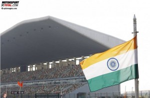 Tribüne und indische Flagge in Noida © xpbimages.com