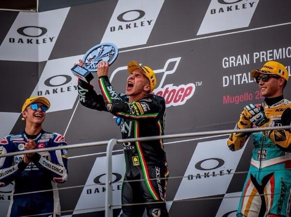 Moto3 Mugello 2017: Andrea Migno lässt Valentino Rossi jubeln ...