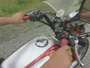 Japanisch rythmische Gasgymnastik - seltsame Menschlinge mit zuckender Hand