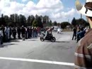 Motorrad Wheelie Crash: Lenker verissen und abgeräumt