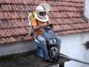 Motorroller Racing Simulation auf dem Hausdach. Wirds dem Esel zu wohl, geht er aufs Dach!