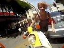 Scooter Crash: Blondie fährt zu optimistisch in die Kurve: I´m sorry