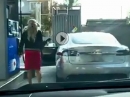 Blondine versucht einen Tesla zu betanken - der gespielte Witz :-) Wie geil ist das denn?