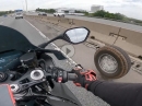 BMW S1000RR vs. Autoreifen / Rogue Wheel on the Highway