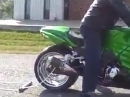 Burnout Depp mit Motorrad im Schlepptau - bescheuert