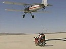 Cooler Stunt: Motorrad - Flugzeug - Fallschirm