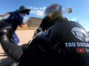 Dämliche Frau wirft Joghurt auf Motorradfahrer
