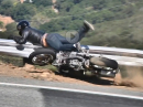 Ducati Monster Crash in die Leitplanke - Stempeln am Hinterrad