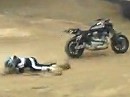 Motorrad Crash: Eisenschwein auf Dope - Chuck Carothers Backflip mit einer Harley XR1200