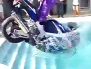 Extrem Assi: Motorrad im Pool versenkt - Top Leistung du Idiot