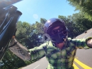 Harley Biker sind die ganz Harten: Crash, Krone richten, weiter ballern