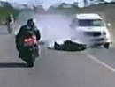 Motorradunfall / Motorcyle Crash: Fahrer gerät in Gegenverkehr