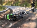 Kawasaki Crash Leitplanke: Zu schnell, Fahrer Wadenbein gebrochen - Uffbasse Video
