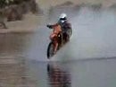 Man muss nur schnell genug sein - Motorrd fährt übers Wasser