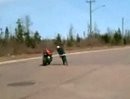 Mißglückter Handstand - Motorrad fährt alleine weiter ...