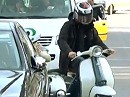 MotoGP-Star Jorge Lorenzo fährt mit Vespa Seitenwagen im Stadtgetümmel