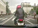 Motorrad Crash: Am Zebrastreifen abgeräumt, weil der Fahrer träumt