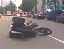 Motorrad Wheelie Crash. An der Kreuzung den Affen gemacht - Peinlich!