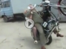 Motorrad Wheelie Crash: Opppaaaaa mach mir den Hengst und leg mich flach!