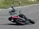 Motorrad Wheelie Crash. Regel Nr. 1: Wer am Gas reisst wird mit Schürfing bestraft