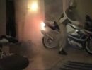 Motorradburnout im Wohnzimmer