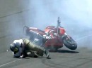 Motorrad Crash. Wenn beim Burn der Reifen platzt, ist der ganze Stunt verpatzt.