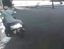 Motorroller Crash: Gibst Du Vollgas aus dem Stand, hauts den Roller in die Wand