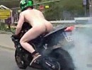 Nackter Motorradfahrer: Burnout mit blankem Arsch und viel Qualm - Burn!