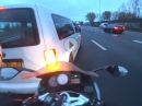 Roadrage, lebensgefährlich: Kleintransporter vs. Motorradfahrer