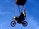 Sprung mit Motorrad von Heißlufballon. Wenns dem Esel zu wohl ist geht er in die Luft