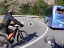Szenen einer Motorradtour in den Alpen /  Kurvenschleicher, Linksfahrer und durchgeknallte Mountain-Biker