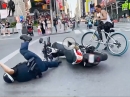 Wheelie-Crash mit Polizei-Scooter: Abgeräumt