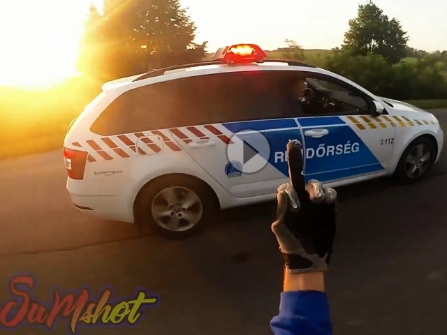 Passant zeigt vorbeifahrendem Polizei-Auto Stinkefinger
