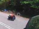 Yamaha MT09 Crash - Ein Tick zu früh am Gas, ab in die Botanik, Fahrer ok