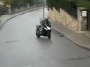 Scooter Drift: Yamaha Tmax kontrolliert im Drift ums Eck gezogen