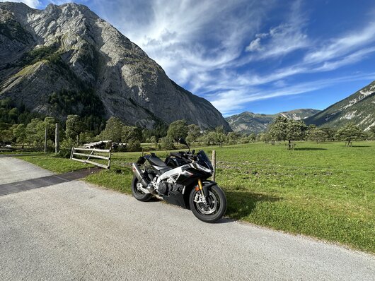 Bild Aprilia Tuono V4 Factory Ultra Dark von Sportcity 250